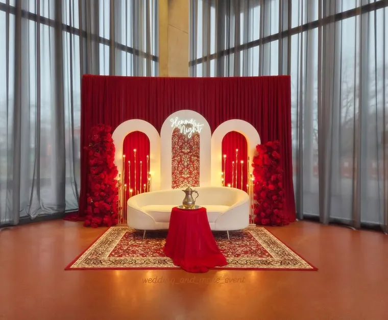 Hennaabend mit festlicher Bühne in Rot und Gold