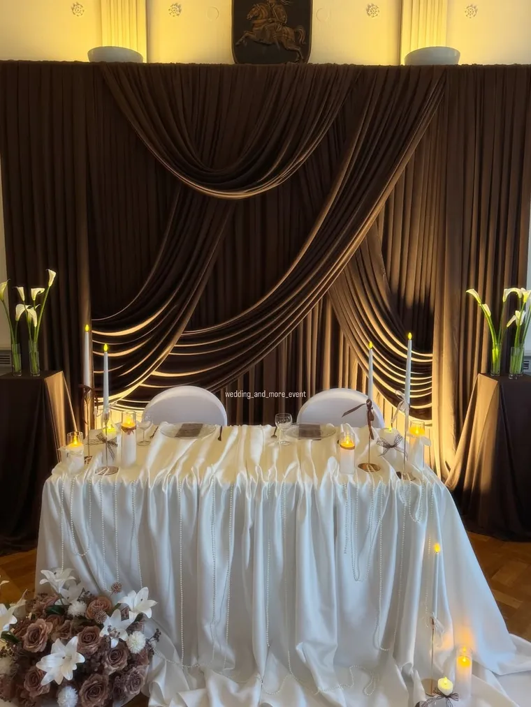 Verlobungskulisse in Dunkelbraun mit Draperie und Goldakzenten