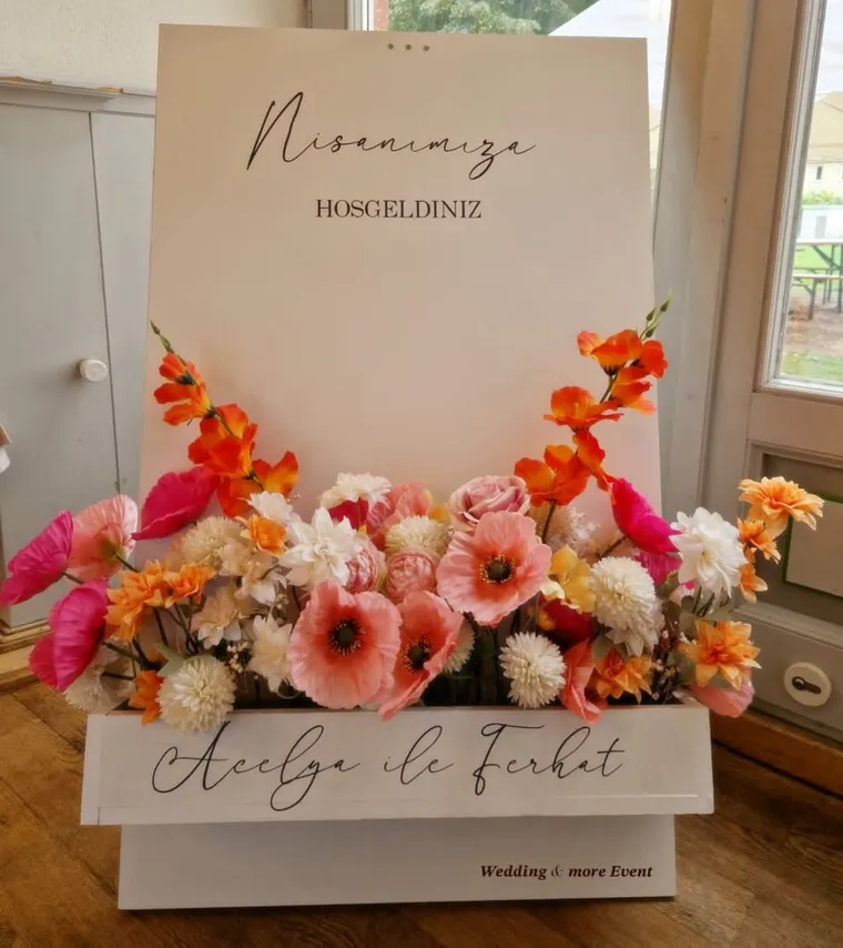 Willkommensschild mit Blumen für die Verlobung