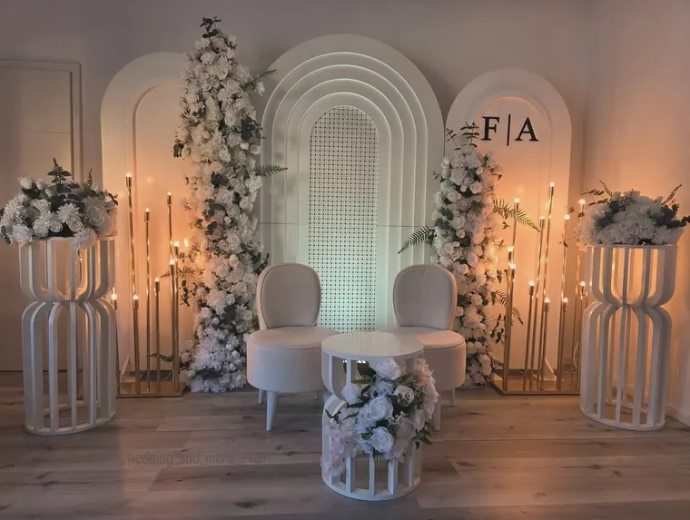Verlobungshintergrund mit weißen Blumen und Bögen