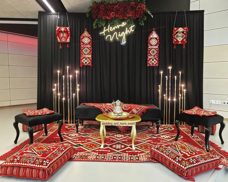Orientalische Henna-Dekoration in Rot und Schwarz