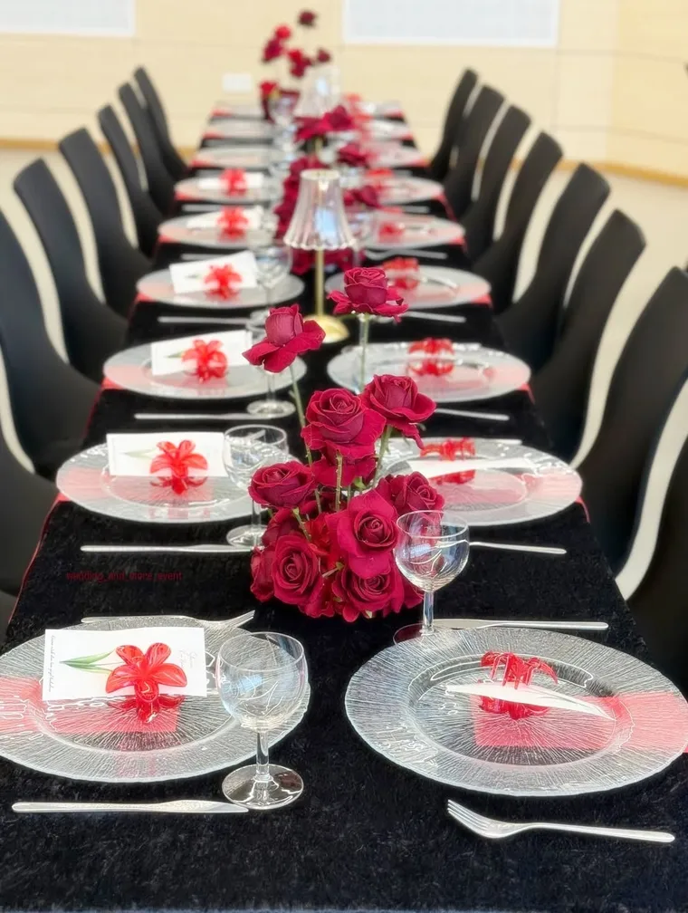 Glamouröse Tischdekoration mit bordeauxroten Blumen