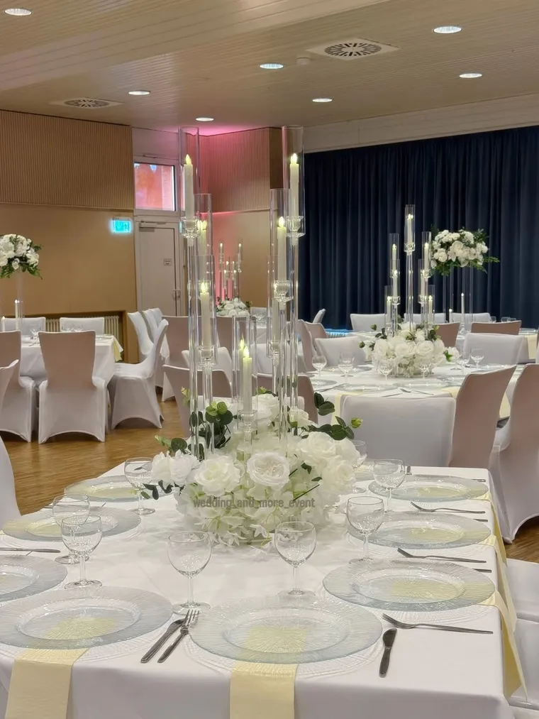 Weiße Tischdekoration mit Blumen und Plexiglas-Erhöhungen