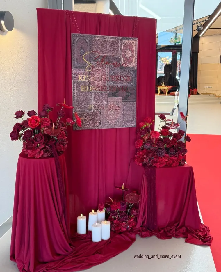Henna-Willkommensschild mit bordeauxrotem Blumengesteck