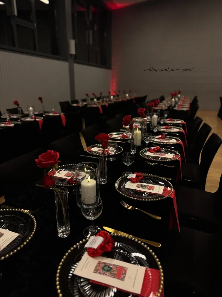 Abendliche Tafel für den Hennaabend mit Kerzenschein und edlem Gedeck