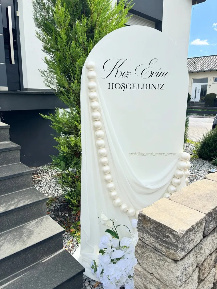 Willkommensschild „Kız Evine Hoşgeldiniz“ in Bogenform mit Perlen