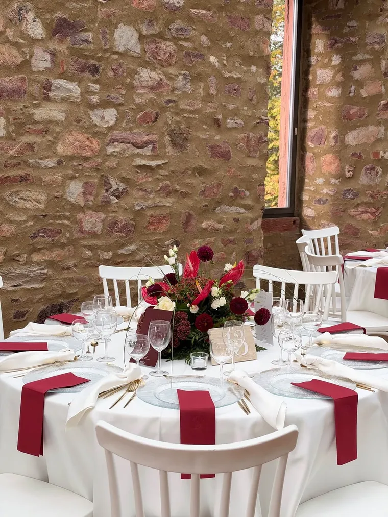 Festliche Tafel mit Bordeaux-Servietten und Blumengesteck