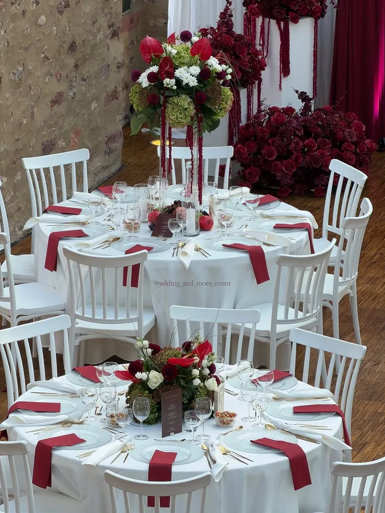 Festsaal mit Rundtischen und hohen Blumengestecken in Bordeaux
